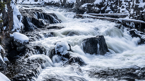 YELLOWSTONE IN WINTER