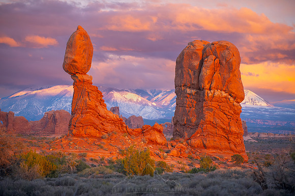 BALANCED ROCK SUNSET MOUNTAINS