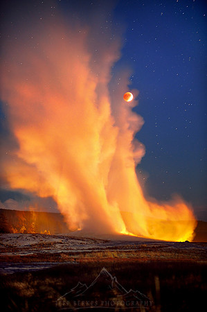 OLD FAITHFUL ERUPTS DURING TOTAL ECLIPSE 2015