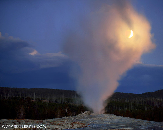 OLD FAITHFUL GEYSER AND BLOOD MOON 2015