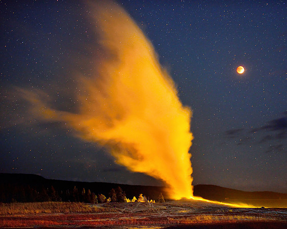 OLD FAITHFUL ERUPTION AND SUPER BLOOD MOON 2015