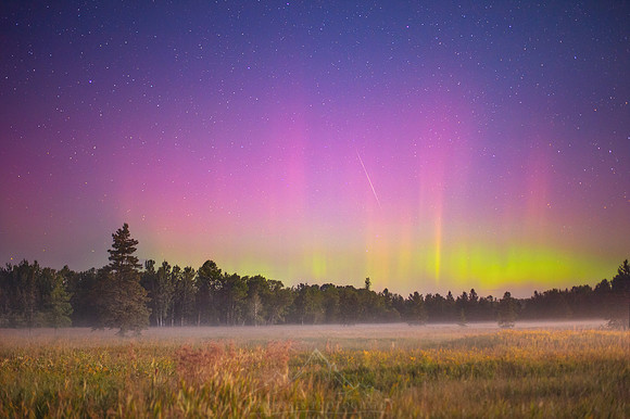 AURORAS OVER THE APOSTLE ISLANDS