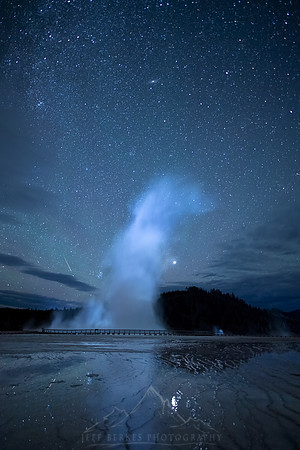 YELLOWSTONE NP | GEYSER W/ JUPITER AND ANDRTOMEDA