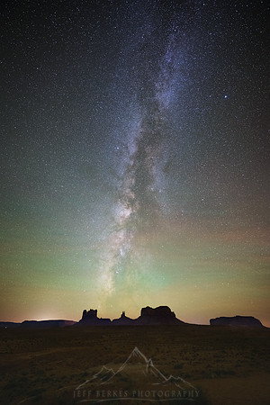 MONUMENT VALLEY UNDER THE STARS