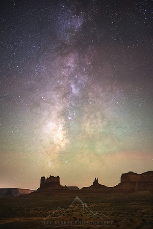 MONUMENT VALLEY MILKY WAY