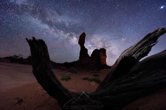 EARTH AND SKY - ARCHES NP