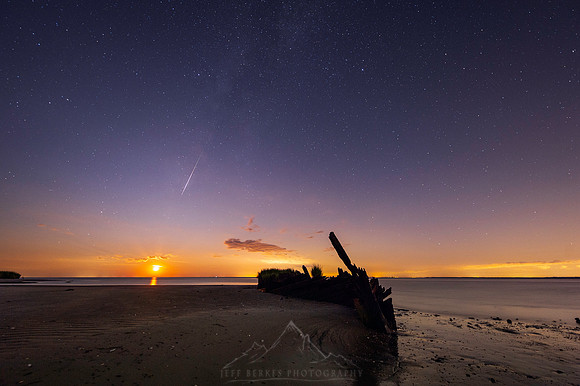 PERSEID FIREBALL  AT MOONSET | 2019